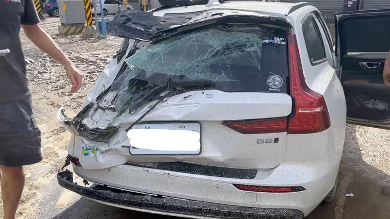 宜蘭蘇澳淹水，國軍救災裝甲車輾過民眾車輛。（圖／翻攝畫面）