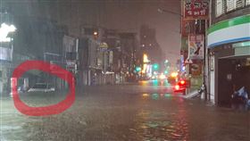 軍方及消防人員派出兩棲戰車、救生艇協助居民脫困。（圖／翻攝自蘇澳鎮公所FB）