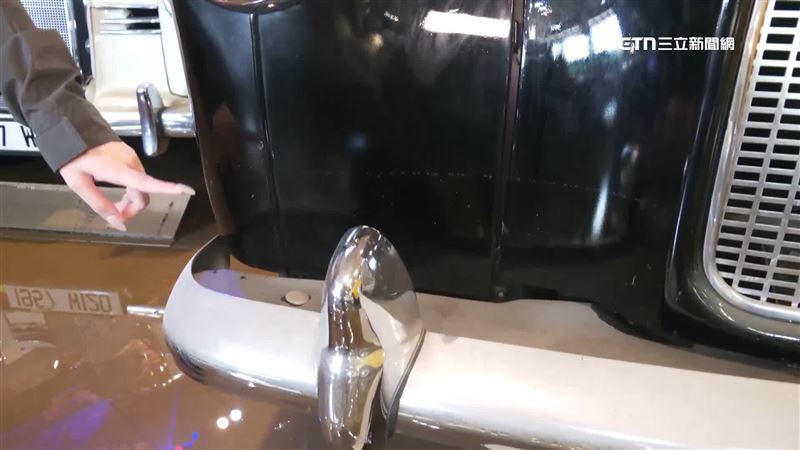 汽車車身上有11日淹水高度的水痕