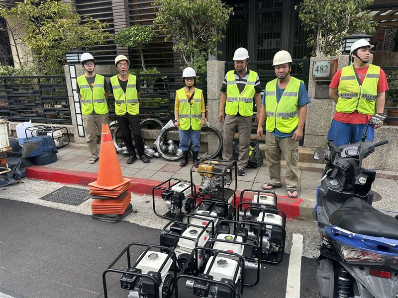 北市7車、16人、4英吋抽水機19部，今天下午整隊陸續出發，趕往災區（圖／台北市政府提供）