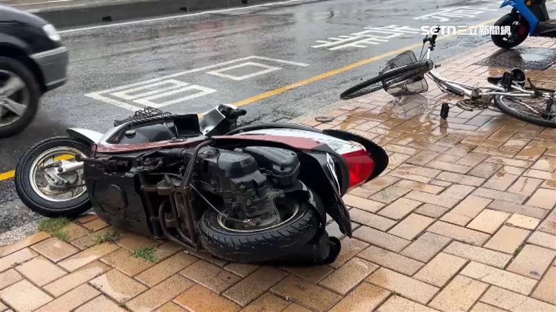 台中海線風大到把機車吹倒