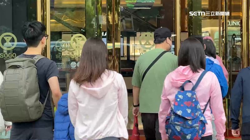市區民眾一早衝百貨公司