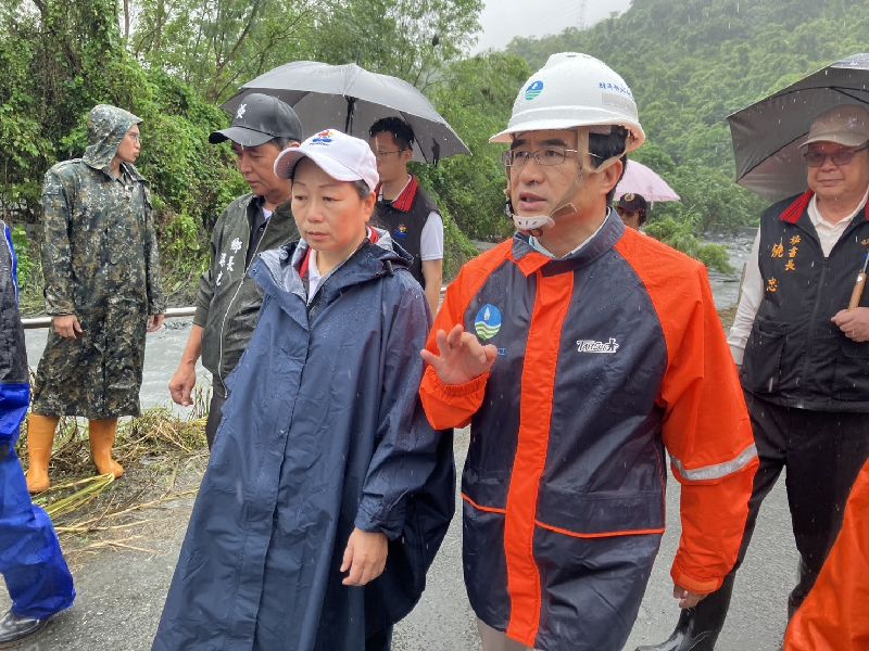 水利署長林元鵬（前右）已55小時幾乎沒睡、指揮趕工，且因有新的堰塞湖生成，至今仍沒辦法休息。（圖／中央社）