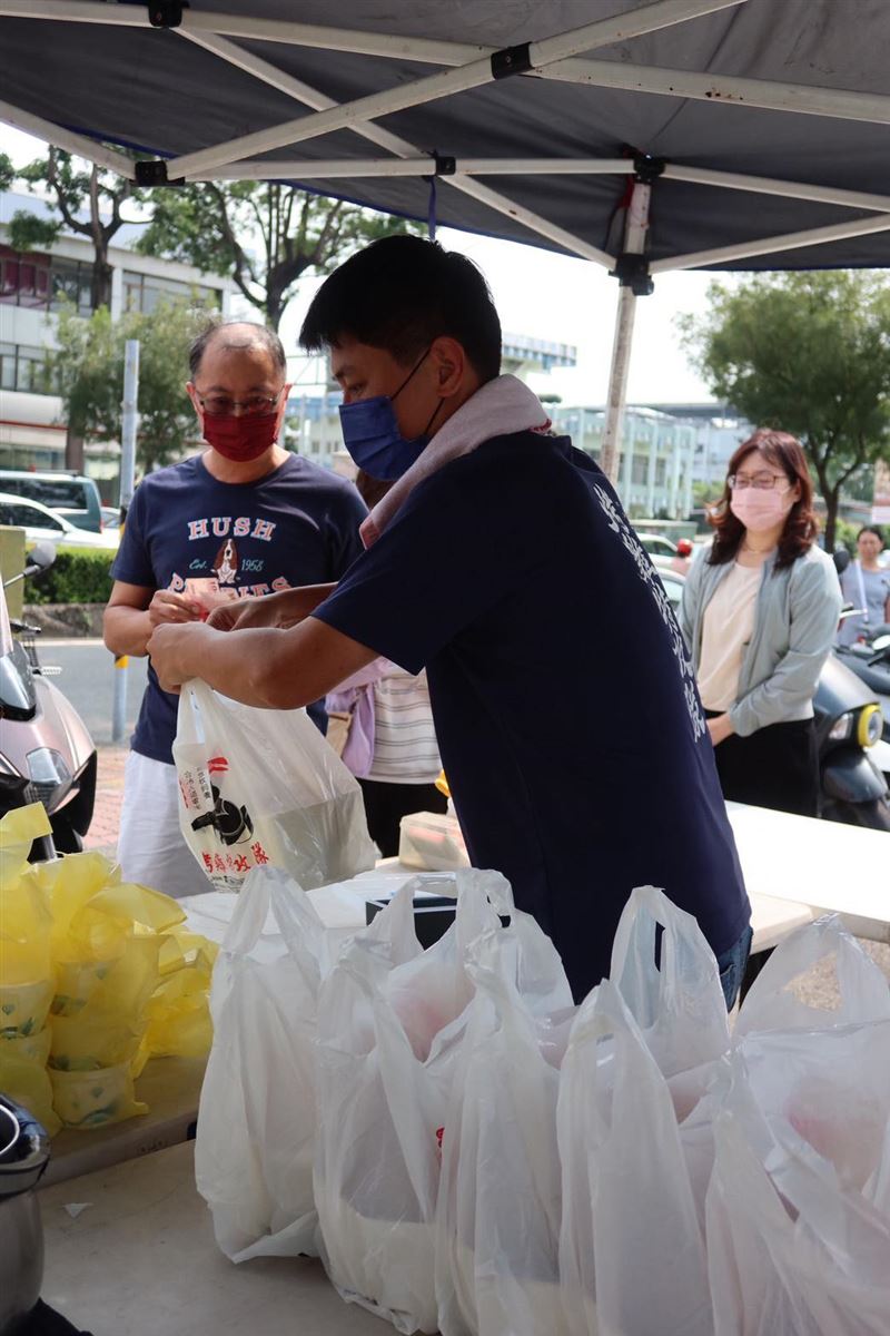 烤雞特攻隊加碼發放200隻烤雞。（圖／取自烤雞特攻隊 高屏嘉義店臉書）