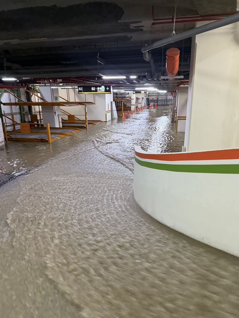 有旅客在網路上爆料，昨晚雨勢極大時下樓詢問能否提早退房並將停在地下二樓的車開離，卻遭飯店人員阻止。（圖／煙波集團提供）