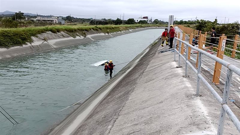 駕駛受困車內，拖上岸時，已明顯死亡，未送醫。（圖／翻攝畫面）