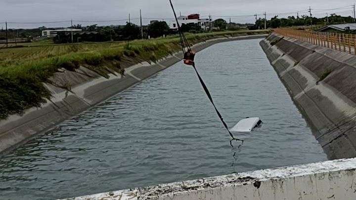 台南柳營區今天中午傳出，車輛不明原因墜入嘉南大圳的死亡事故。（圖／翻攝畫面）