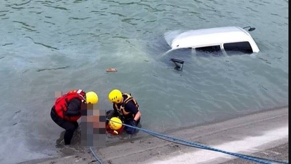 警消救出駕駛60歲田男。（圖／翻攝畫面）