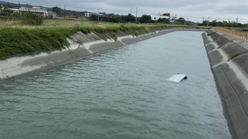小轎車墜嘉南大圳，駕駛救出已明顯死亡。（圖／翻攝畫面）