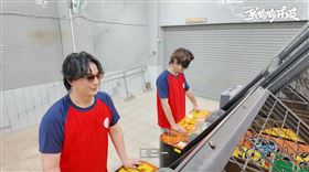 蕭煌奇與炎亞綸挑戰投籃機，炎亞綸戴上眼罩體驗視障者日常。（圖／大浪娛樂提供)
