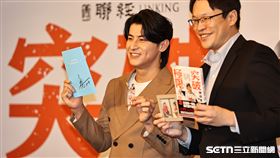 統一獅球員陳傑憲在《突破極限的信念》新書發表會展示新版簽名。（圖／記者劉彥池攝影）