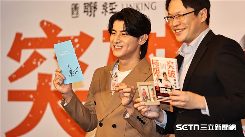 統一獅球員陳傑憲在《突破極限的信念》新書發表會展示新版簽名。（圖／記者劉彥池攝影）