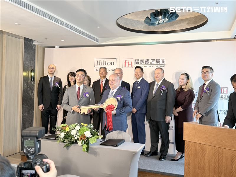 福泰飯店集團遞交鑰匙給台南Signia by Hilton總經理 Chris Roberts。（圖／記者李育道攝影）