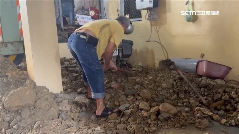 南方澳暴雨「土石灌進民宅」　受災戶落淚