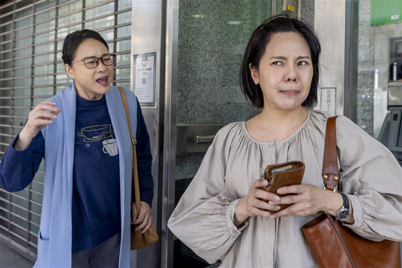 陸小芬（左）對錦雯窮追不捨。（圖／大愛提供）