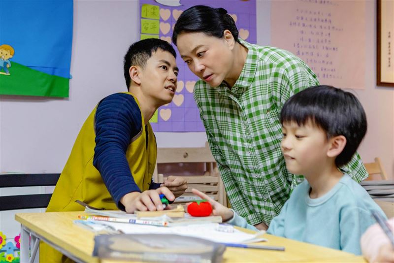 林書函（左）飾演腦性麻痺患者，右為陸小芬。（圖／大愛提供）