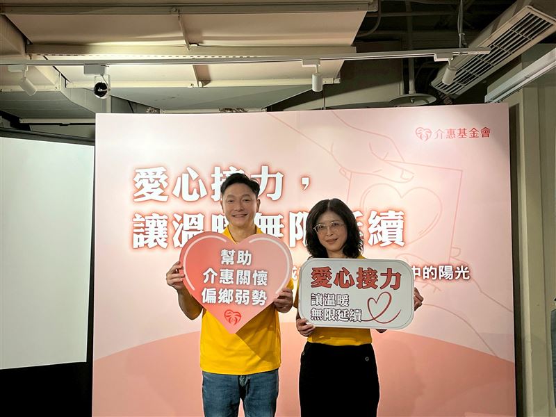 謝祖武拍攝「歲末傳愛」年度公益影片，用心陪伴偏鄉長輩。（圖／介惠基金會提供）