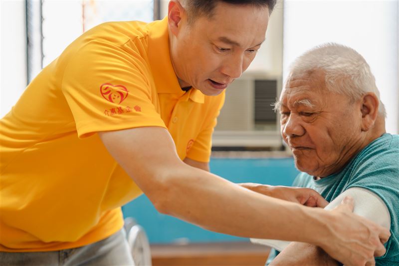 謝祖武拍攝「歲末傳愛」年度公益影片，用心陪伴偏鄉長輩。（圖／介惠基金會提供）