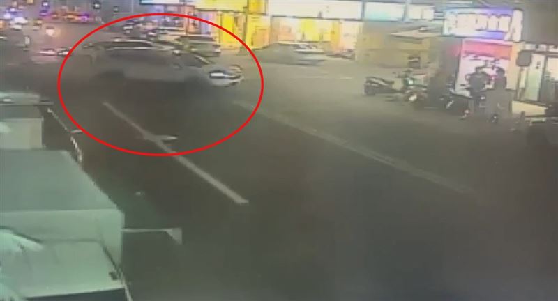 白色轎車在路口發生擦撞後，突失控往左彎撞進路旁店家。(圖／翻攝畫面)