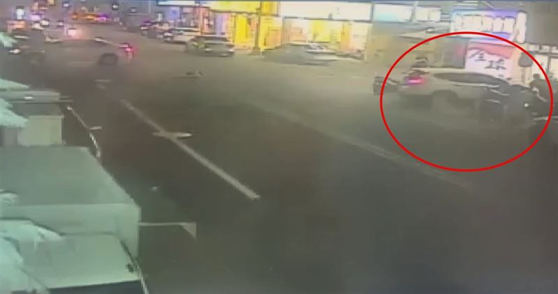 轎車撞擊力道之大，連店家的門框都被撞歪。(圖／翻攝畫面)