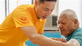 謝祖武拍攝「歲末傳愛」年度公益影片，用心陪伴偏鄉長輩。（圖／介惠基金會提供）