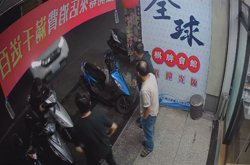 4位民眾在店門口聊天，突然遭白色轎車高速衝撞進店內，車禍影像相當驚悚。(圖／翻攝畫面)