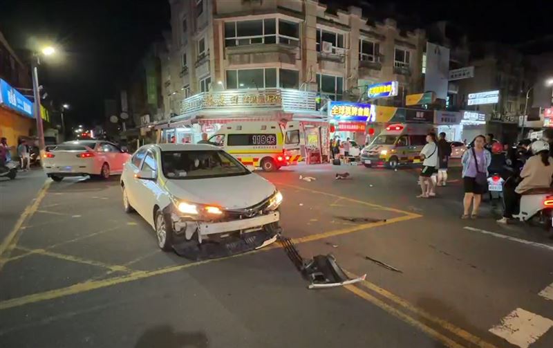 肇事女駕駛在路口擦撞另一輛轎車，保險桿整個脫落。(圖／翻攝畫面)