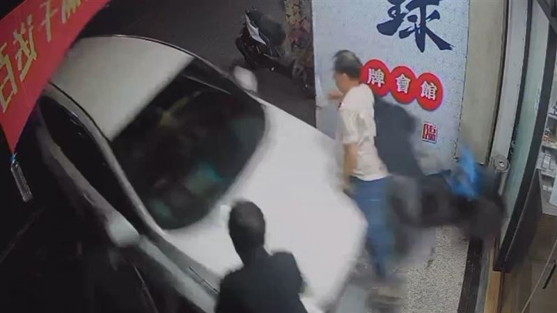 轎車飛彈式失控暴衝店家　4人遭撞險被輾