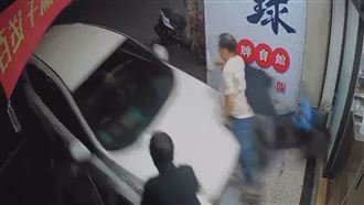 轎車飛彈式失控暴衝店家　4人遭撞險被輾
