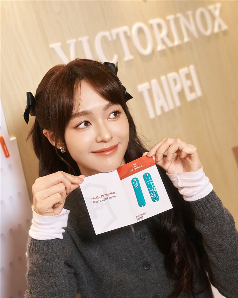 完成互動任務即可獲得台北101限量紀念禮，跟著劉芳芸把願望與回憶一同帶回家。（圖／品牌業者提供）