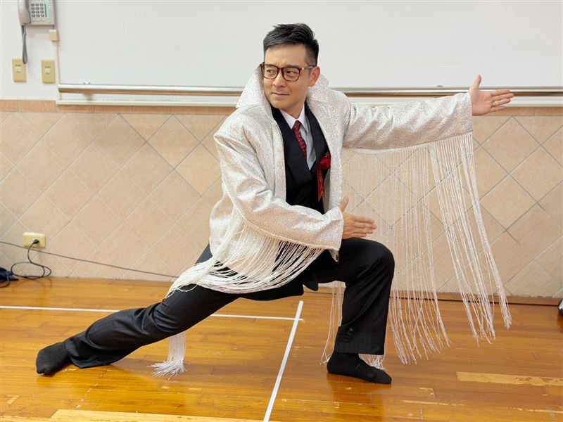 岑永康在《一村喜事：康樂隊來了》飾演村長，還換上搖滾歌王造型，大呼過癮。（圖／金星文創提供）