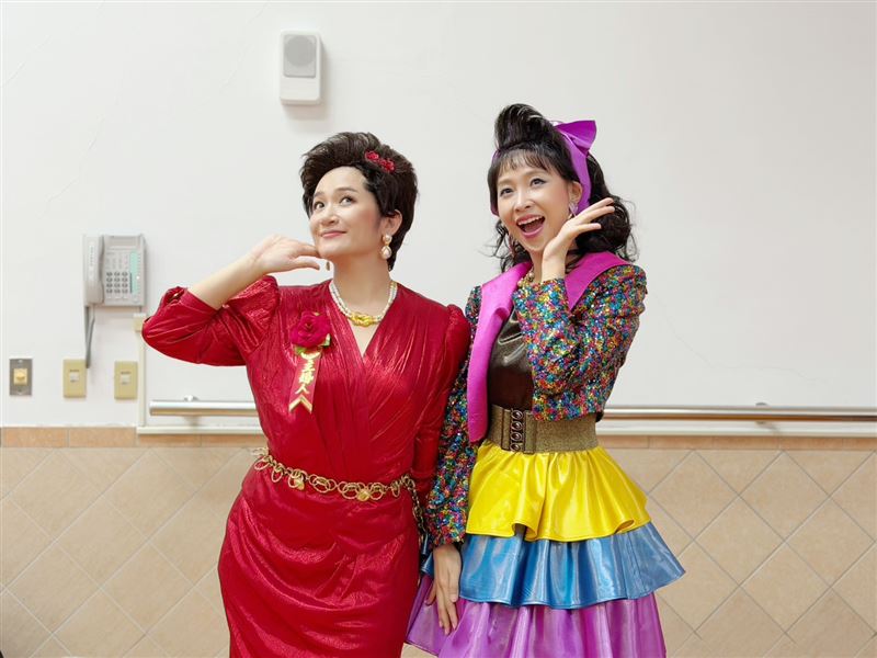 黃云歆（右）與羅美玲在《一村喜事：康樂隊來了》走懷舊復古風，造型超級華麗，令人難忘。（圖／金星文創提供）