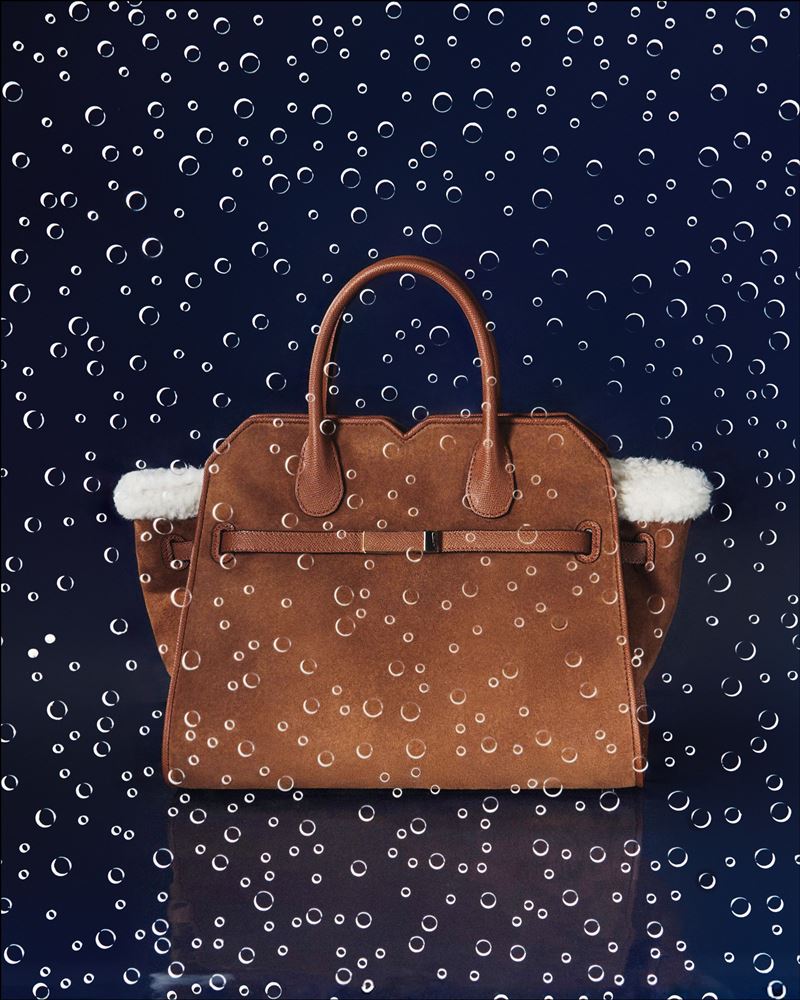 Valextra 2025全新Shearling Suede節慶系列以滑雪後的愜意時光為靈感展現義式優雅。（圖／品牌業者提供）