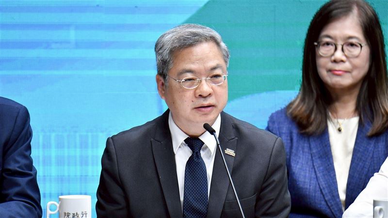 經長龔明鑫指出，台灣紡織業產值逾3,300億元、順差988億元，為第3大順差產業。面對關稅、匯率、用工與碳費壓力，政府編列460億元支援研發、金融與市場開拓，並啟動跨國勞動力方案；紡織列高碳洩漏，碳費上路前兩年打2折，協助產業穩健轉型。（圖／行政院提供）