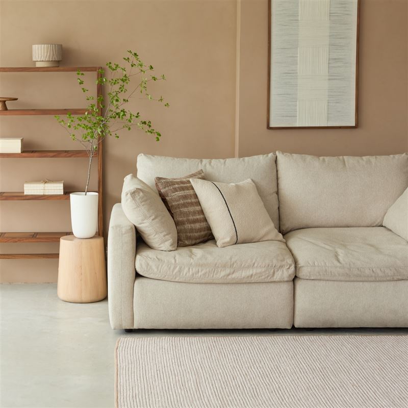 艾禮思落地貓抓布沙發三人白沙色。（圖／品牌業者提供）