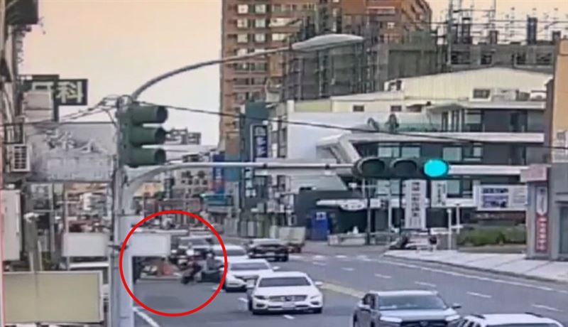 堆高機突然迴轉，騎士閃避不及撞上堆高機前方的牙叉，慘摔倒地。(圖／翻攝畫面)