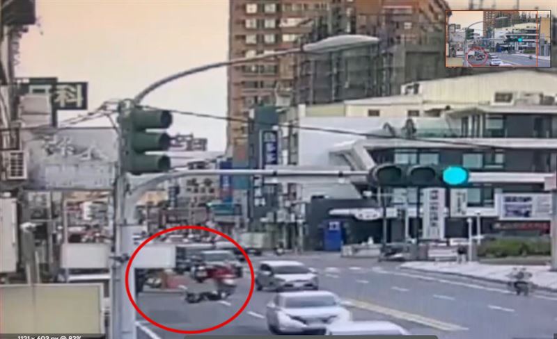 堆高機的牙叉打橫在馬路，造成機車騎士慘摔，造成肋骨及四肢多處擦傷。(圖／翻攝畫面)