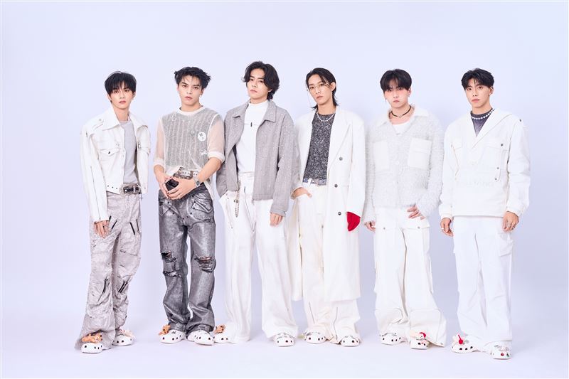 Ozone以銀白奇蹟造型亮相。左起子翔、哲言、佳辰、煥鈞、祖安、文廷。(圖/索尼音樂提供)