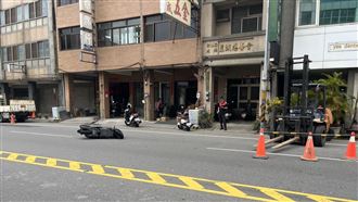 堆高機牙叉突轉向　騎士閃避不及慘摔噴飛