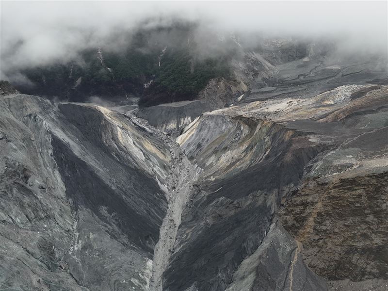 花蓮縣馬太鞍溪堰塞湖11日傍晚空拍畫面。（圖／林保署花蓮分署提供）