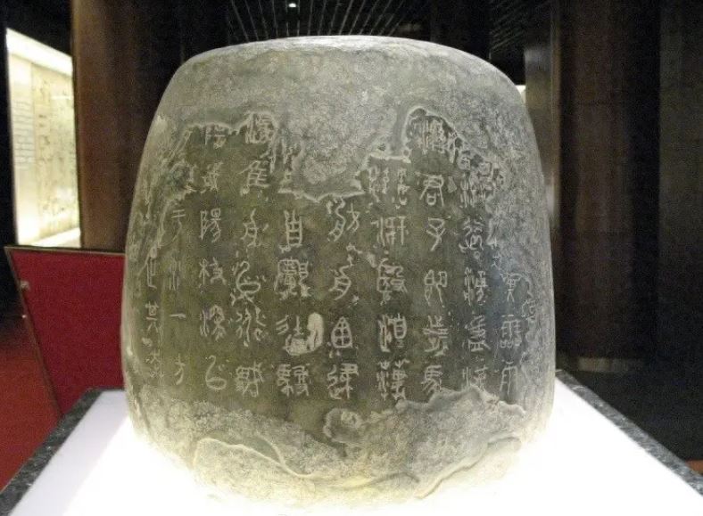 陈仓石鼓现存于故宫博物院的石鼓馆中。 （图/翻摄自百度百科）