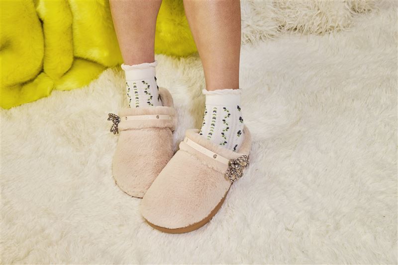 Unfurgettable 經典雪絨洞洞鞋。（圖／品牌業者提供）