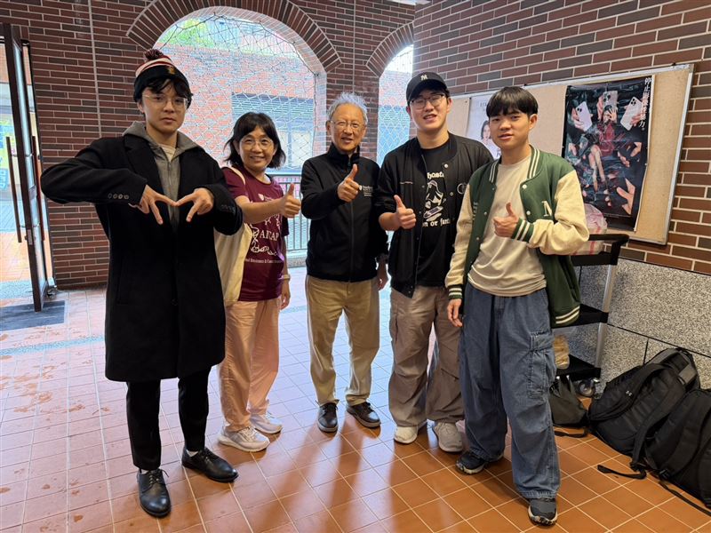 陳哲宏博士（左三）表示，由於亞洲人先天缺乏能代謝酒精的「乙醛去氫酶」（ALDH2酵素），導致乙醛無法正常分解，容易出現臉紅、頭痛、嘔吐及宿醉等症狀。（圖／馬偕醫大提供）