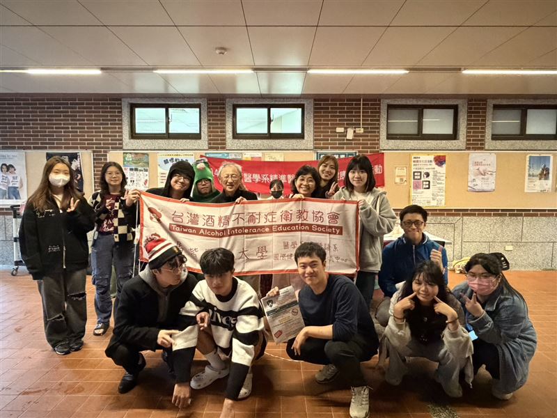 陳哲宏博士（左五）表示，台灣約近半數民眾有酒精不耐症，居全球之冠，經常飲酒將大幅增加罹患消化道癌風險，呼籲民眾盡可能避免飲酒。(圖／馬偕醫大提供)