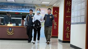 律師孫全平被警方押解準備前往北檢複訊。（圖／記者莊淇鈞攝影）