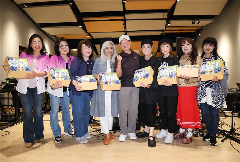 民歌大團圓彩排，左起：許淑絹、林佳蓉、徐曉菁、楊芳儀 、吳楚楚(中)、邰肇玫、芝麻陳艾玲、大小南方。（圖／記者鄭孟晃攝影）