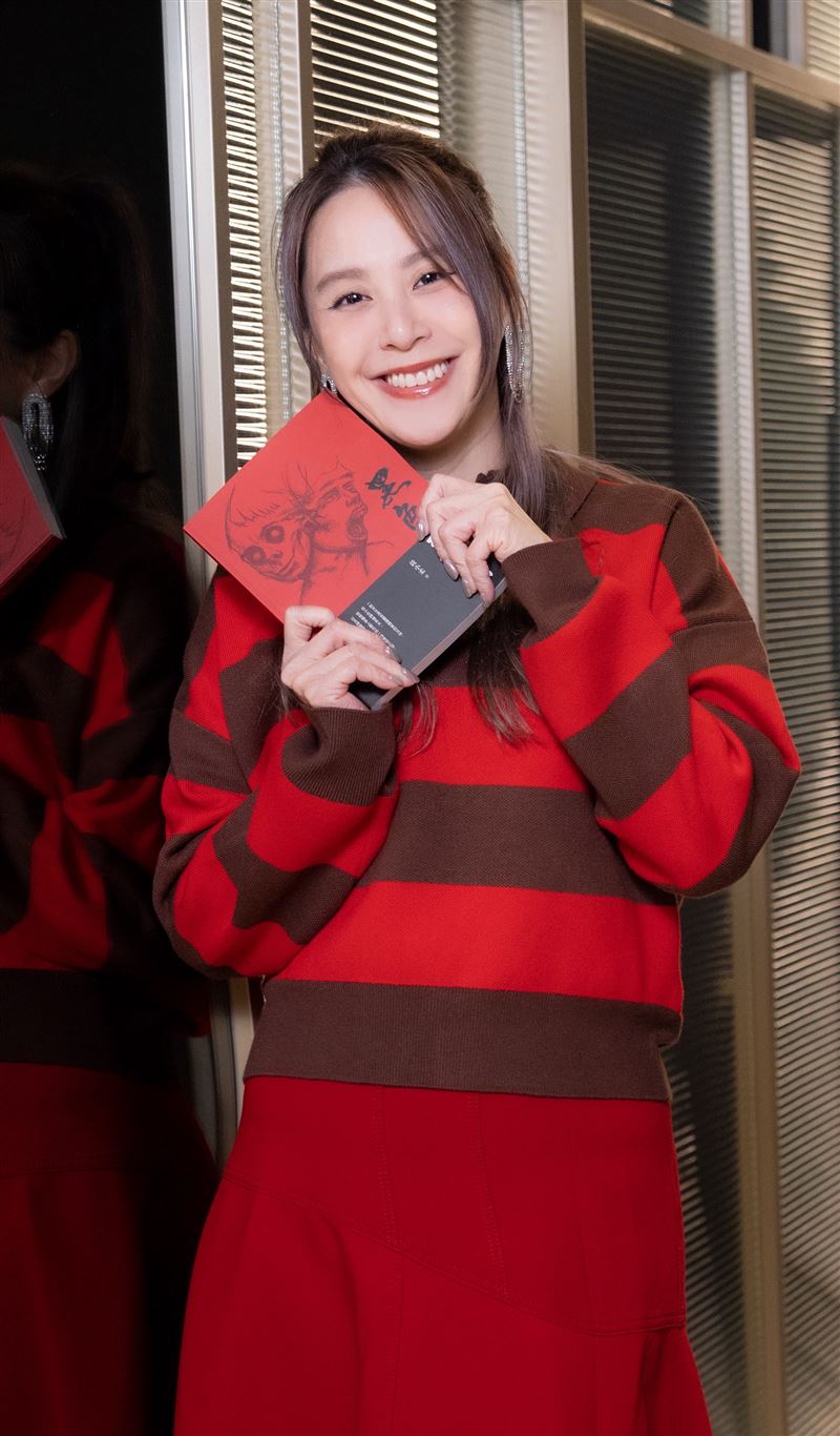 黃小柔出長篇小說新書《黑色福音》。（圖／記者趙于瑩攝影）