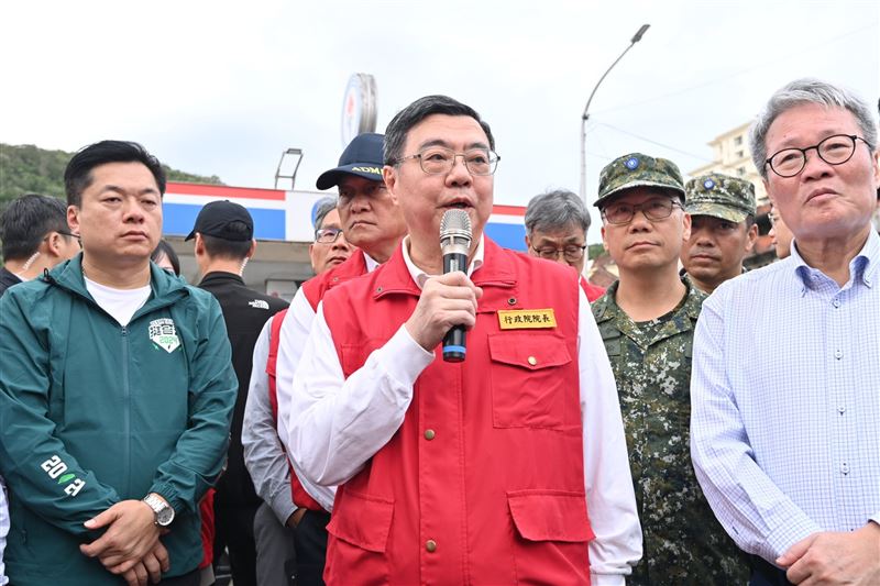 行政院長卓榮泰今(12)日視察蘇澳市區民宅淹水及下水道排水改善。（圖／行政院提供）