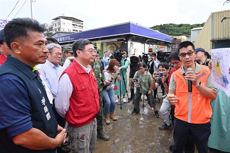 行政院長卓榮泰今(12)日視察蘇澳市區民宅淹水及下水道排水改善。（圖／行政院提供）