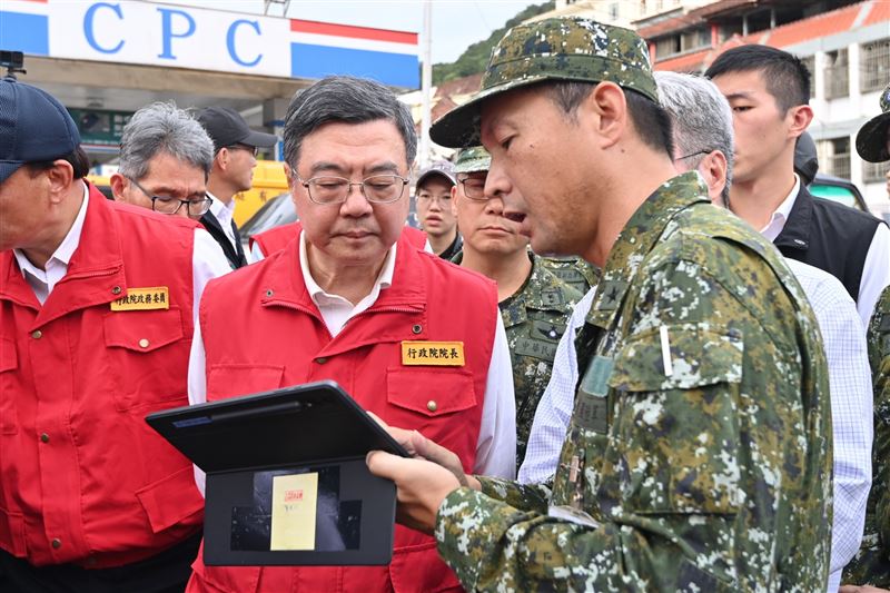 行政院長卓榮泰今(12)日視察蘇澳市區民宅淹水及下水道排水改善。（圖／行政院提供）